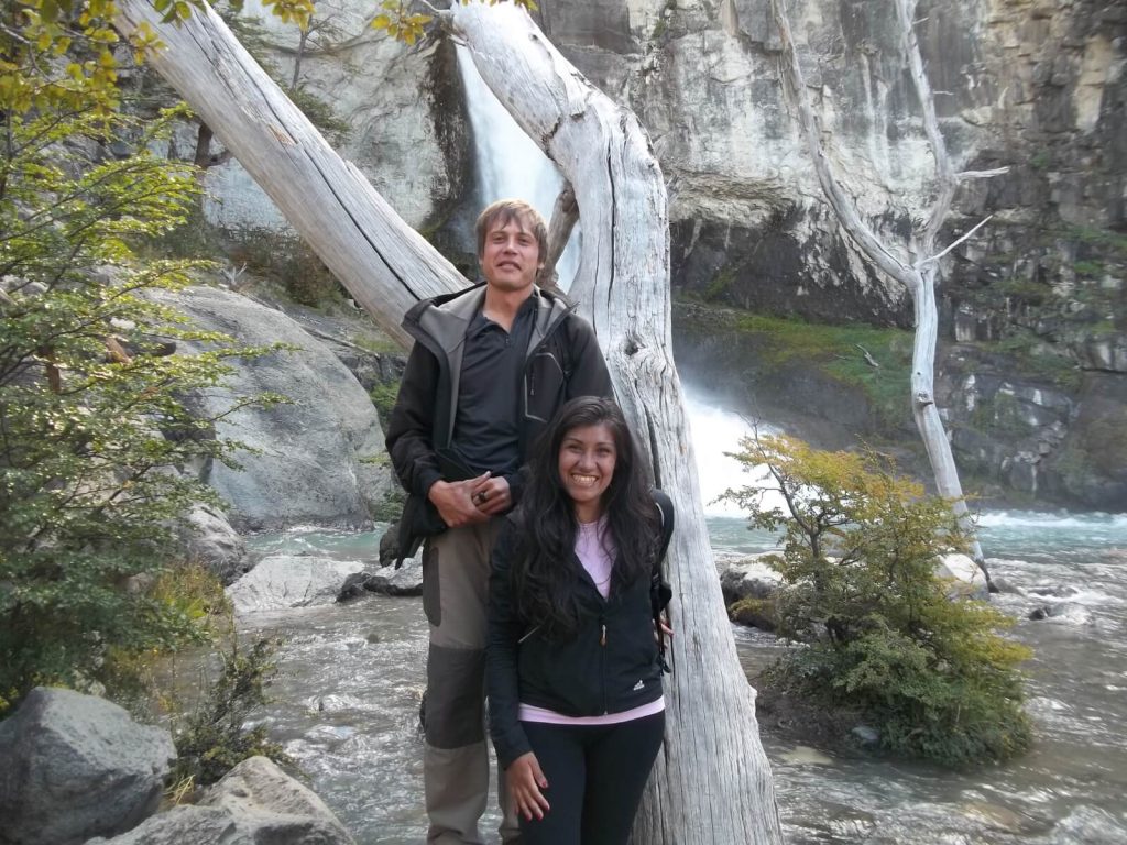 Jérôme Dufaur, fondateur du site argentinamo.com, et son amie Luciana prennent la pose devant la cascade "Chorrillo del salto" à proximité d'El Chaltén en Patagonie argentine