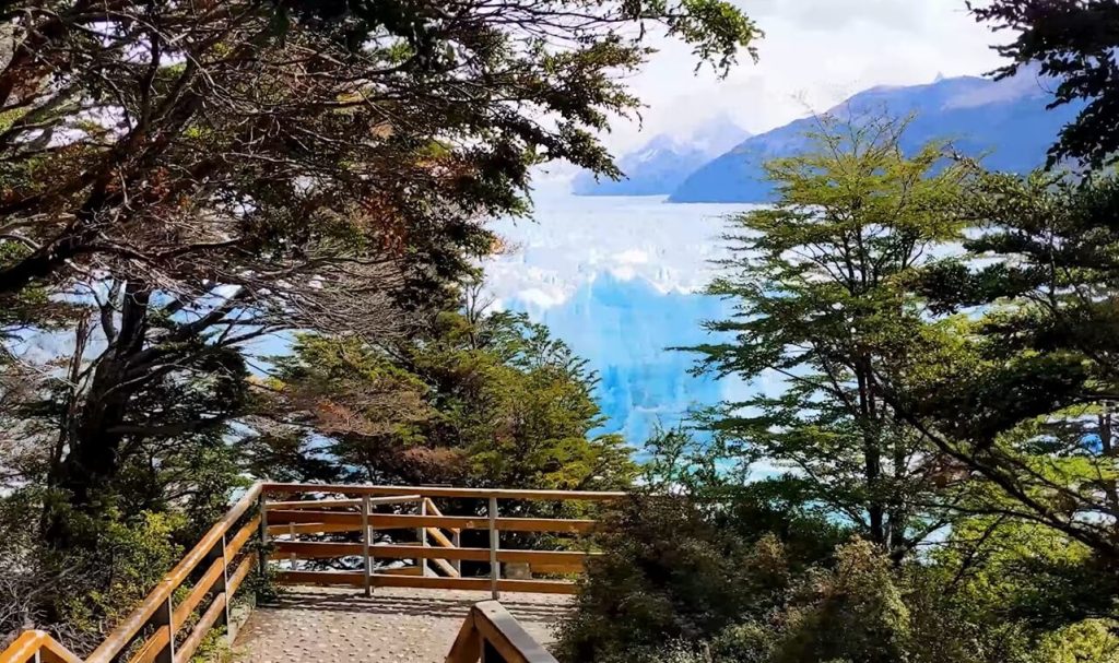 passerelles à proximité du glacier Perito Moreno dans le Parc national Los Glaciares
