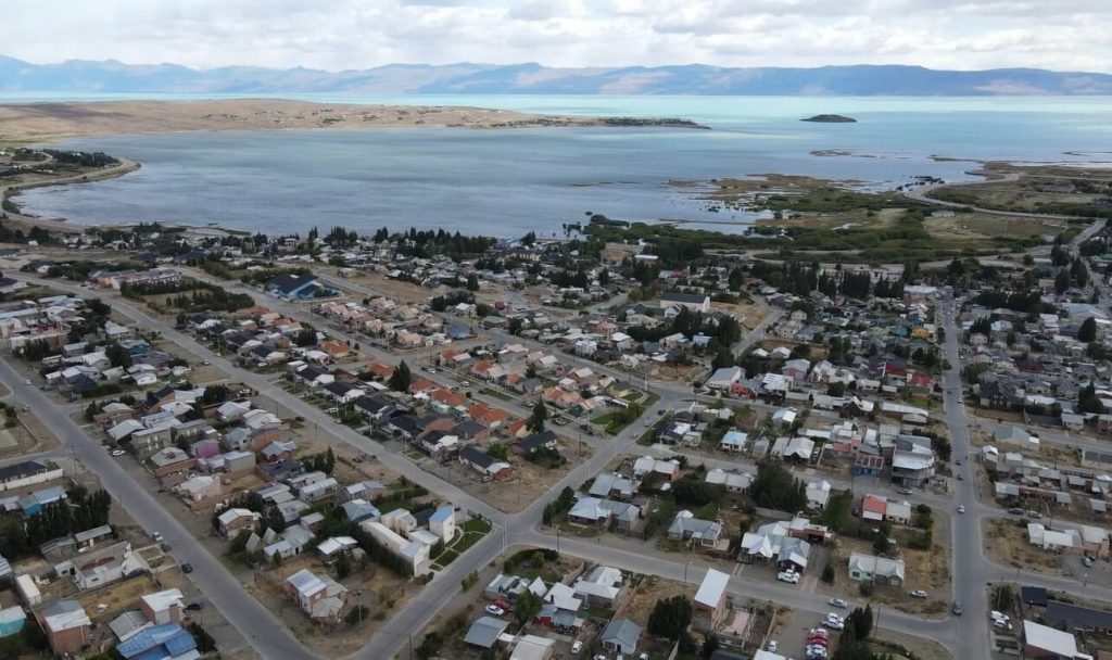 Vue d'ensemble de la ville d'El Calafate en Patagonie Argentine, avec le Lago Argentino et les Andes en arrière plan