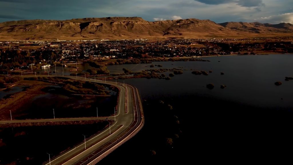 Ville d'El Calafate et Lago Argentino vus du ciel