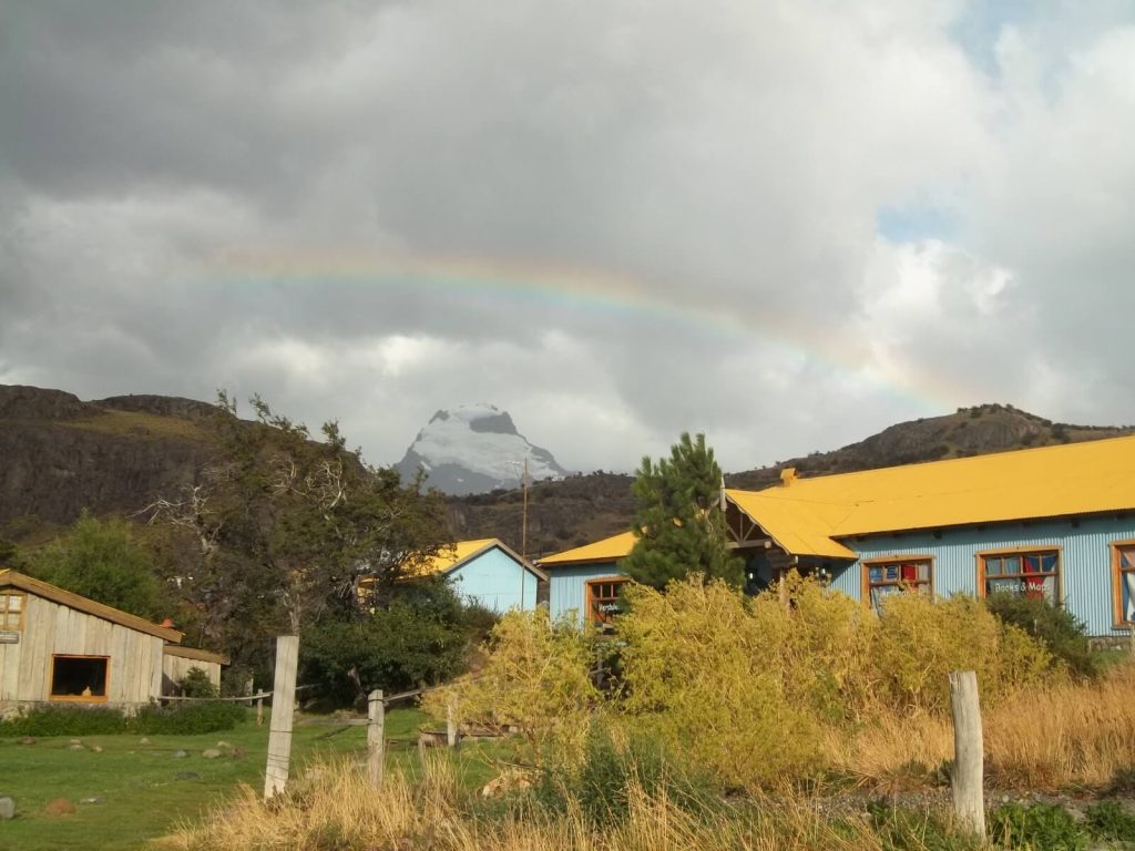 Arc en ciel visible depuis une rue d'El Chaltén en Patagonie argentine, village réputé pour sa météo imprévisible