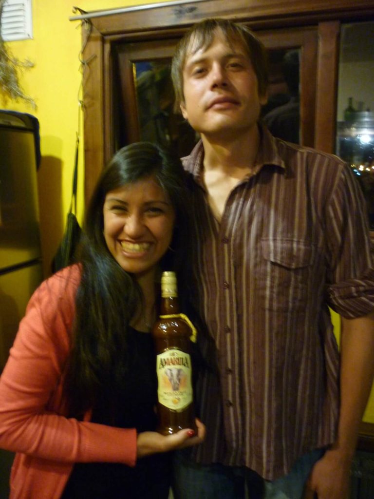 Jérôme Dufaur, fondateur du site argentinamo.com, et son amie Luciana en mode détente dans une auberge de jeunesse d'El Chaltén en Patagonie argentine