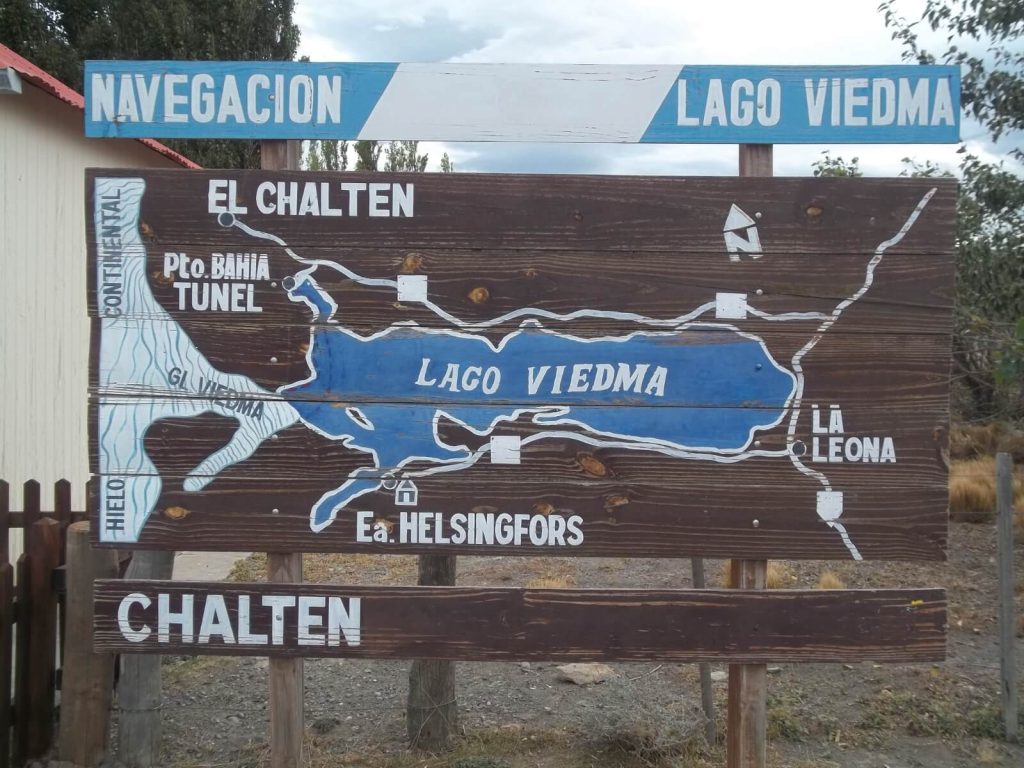 panneau présentant une activité de navigation sur la lago Viedma à proximité d'El Chaltén en Patagonie argentine