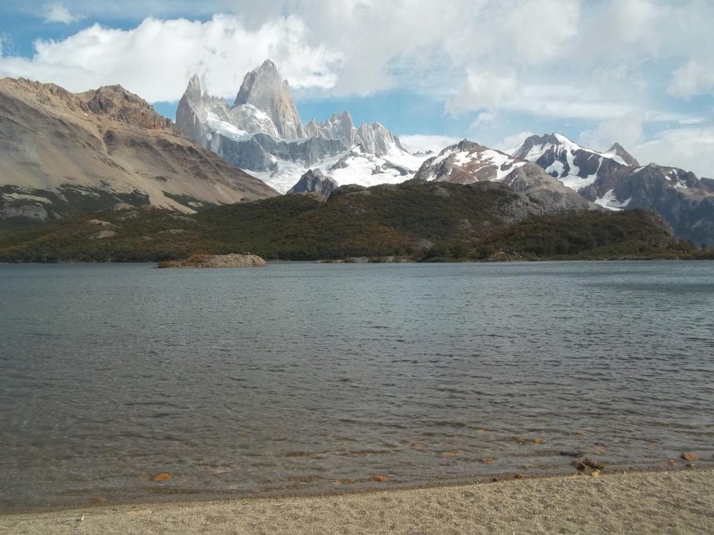 vue sur la Laguna Capri et le Fitz Roy en arrière plan à proximité d'El Chaltén en Patagonie argentine