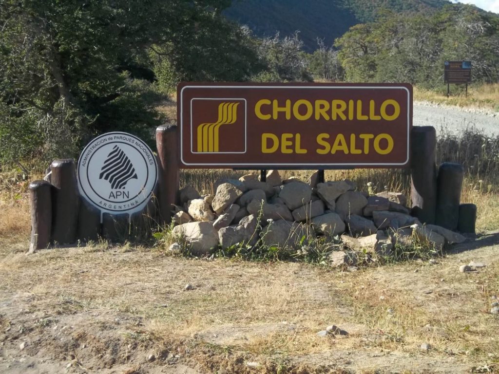 Signalétique du sentier conduisant à la cascade "Chorrillo del Salto" à proximité d'El Chaltén en Patagonie argentine