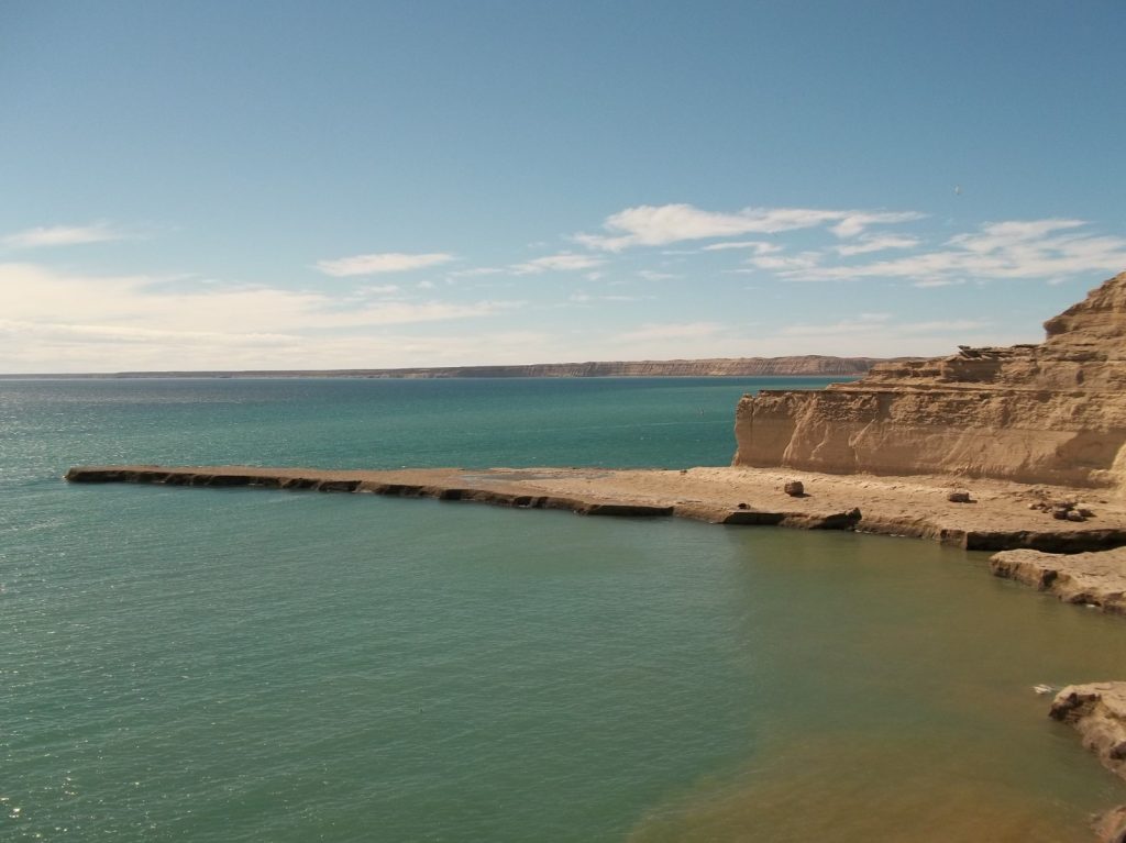 Falaises de la côte Atlantique à Puerto Madryn en Argentine
