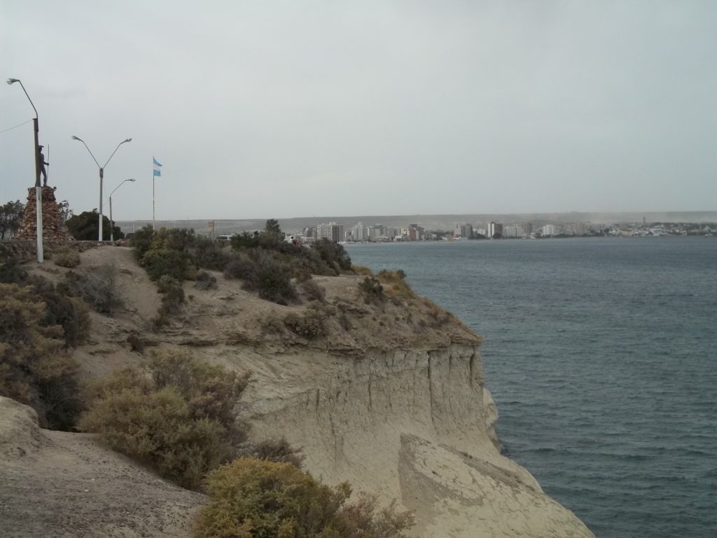 Vue sur la ville de Puerto Madryn depuis les falaises du Golfo Nuevo