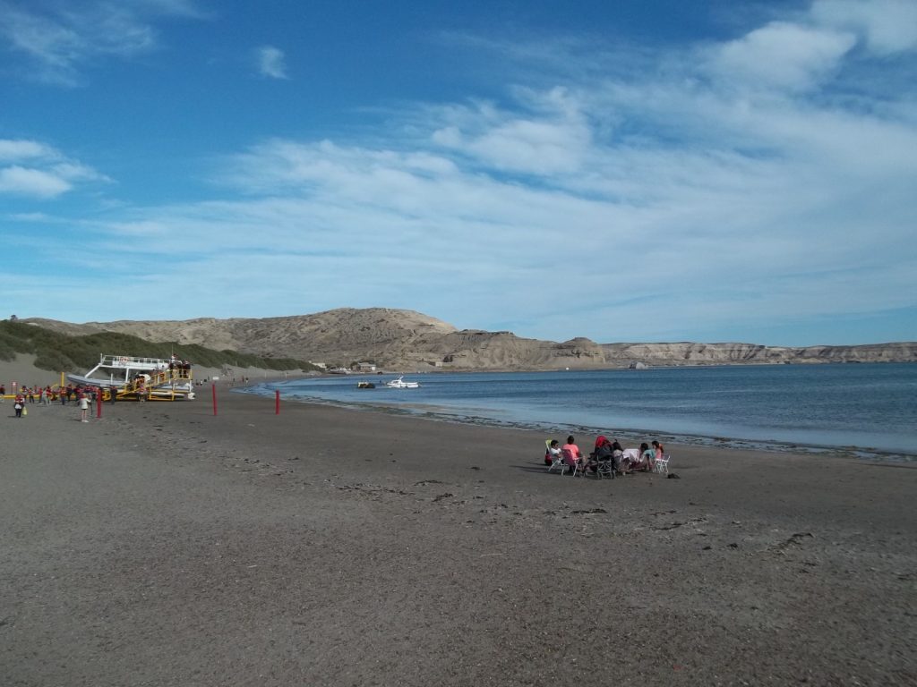 Bateau d'une agence proposant de naviguer pour observer les baleines franches australes, sur une plage de Puerto Piramides à proximité de Puerto Madryn en Argentine