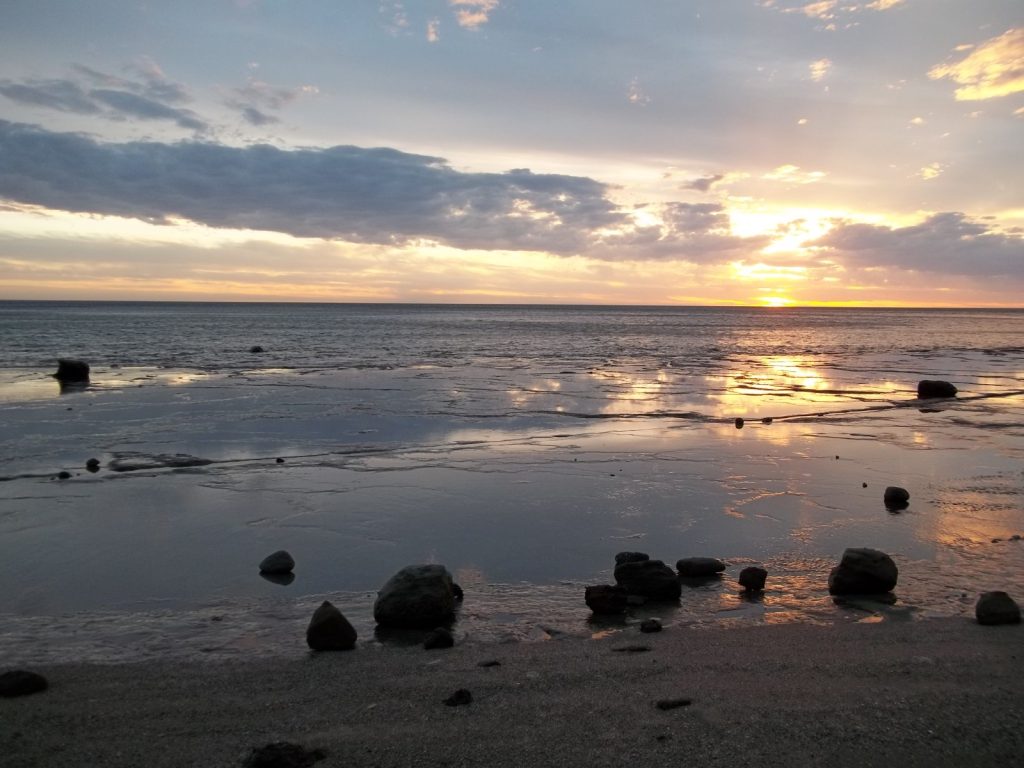 coucher de soleil sur une plage de Puerto Piramides à proximité de Puerto Madryn en Argentine