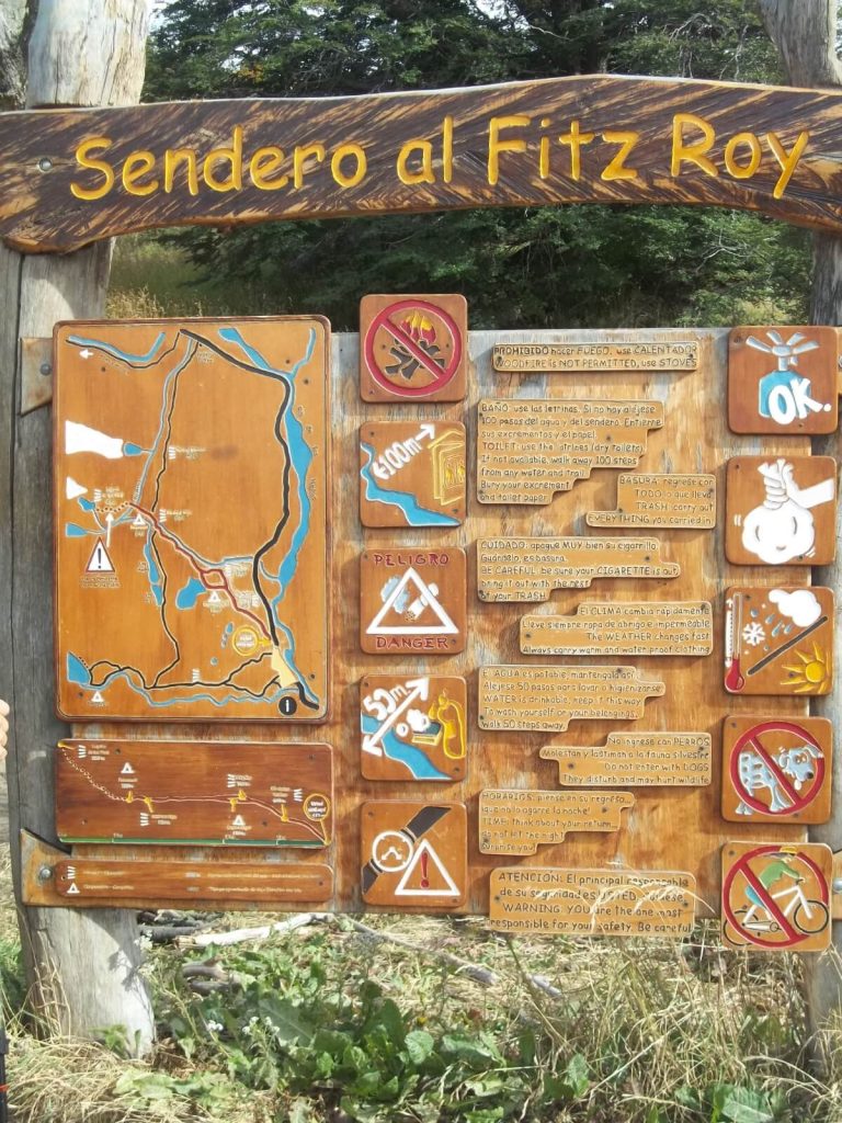 panneau signalétique du sentier conduisant au Fitz Roy à proximité d'El Chaltén en Patagonie argentine