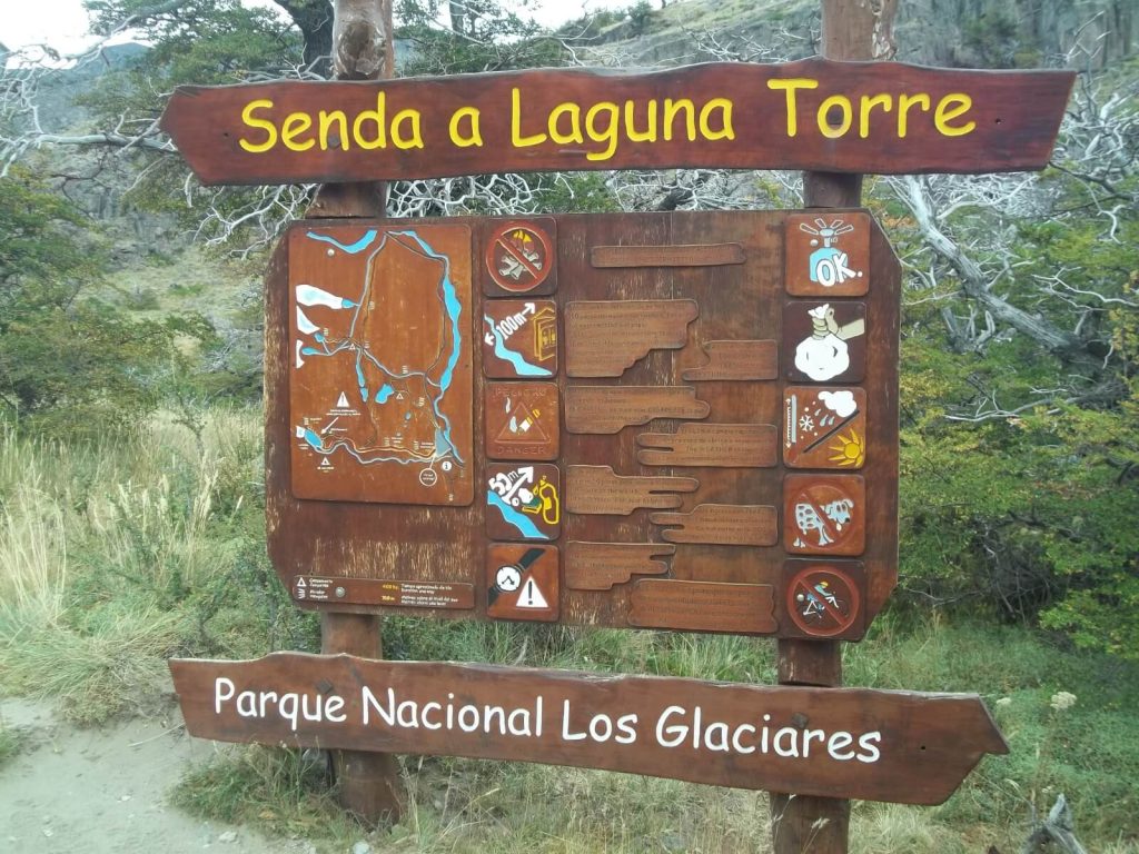 panneau signalétique du sentier conduisant à la Laguna Torre à proximité d'El Chaltén en Patagonie argentine
