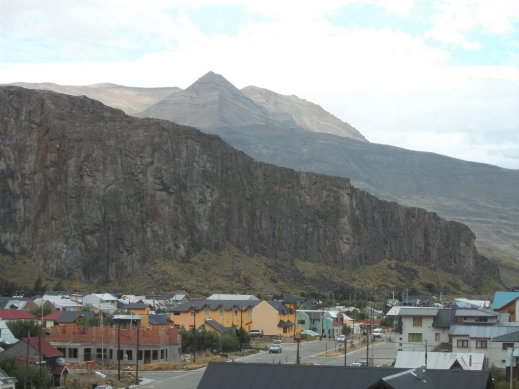 vue sur la rue principale d'El Chaltén, village situé en Patagonie argentine