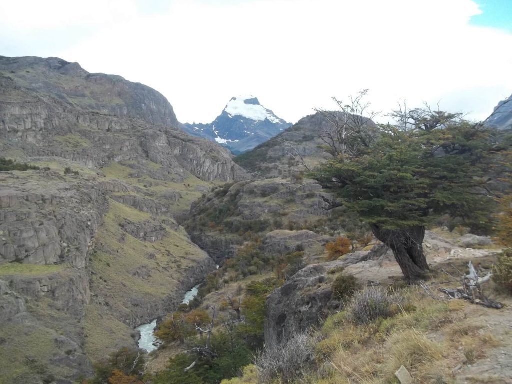 vue sur le Cerro Solo et son glacier au sommet depuis un sentier de randonnée à proximité d'El Chaltén en Patagonie argentine