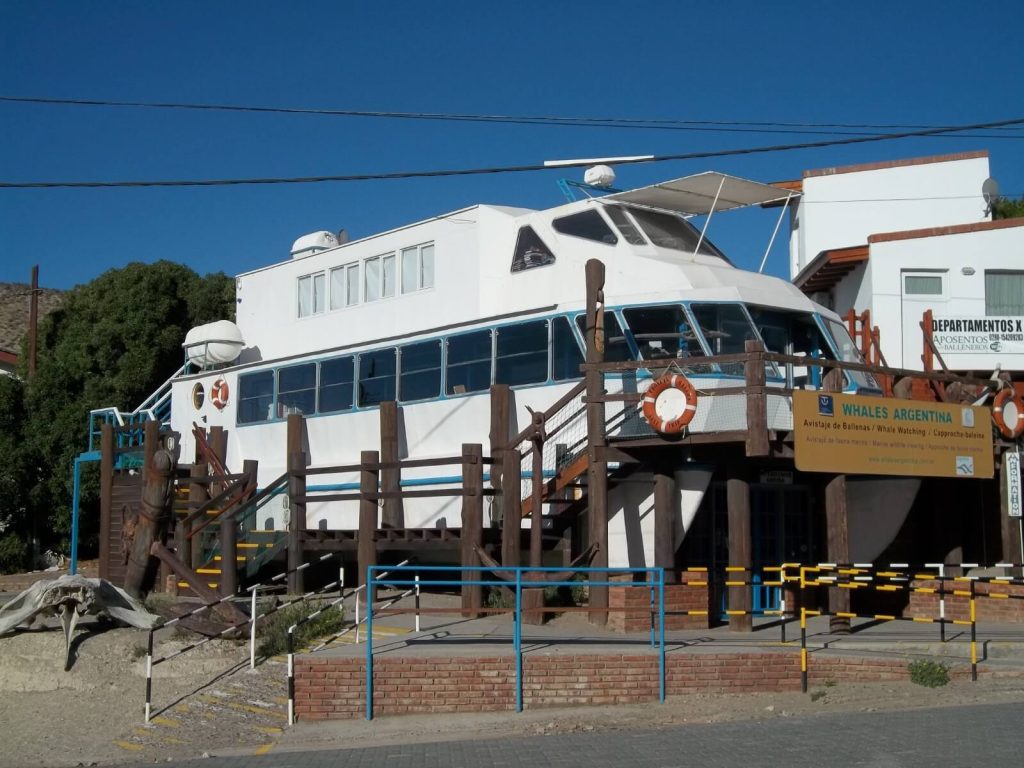 locaux d'une agence proposant des excursions en bateau pour observer les baleines franches australes à Puerto Pirámides sur la péninsule Valdés en Argentine