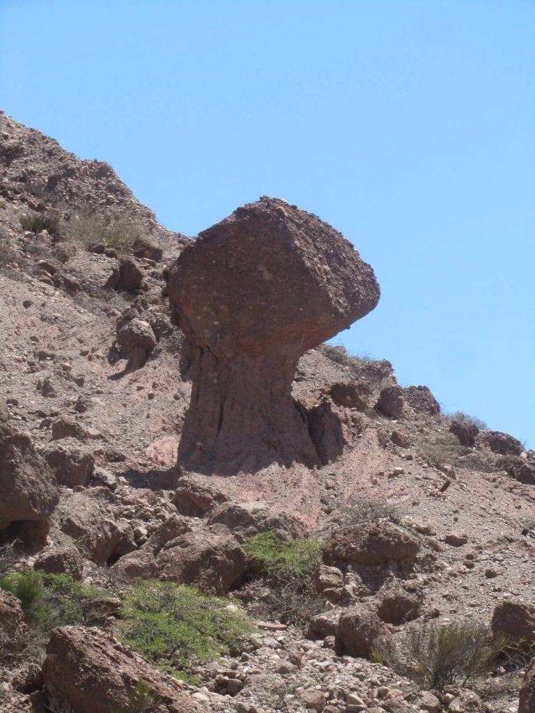 roche en forme de champignon visible à la Quebrada de las Conchas en Argentine