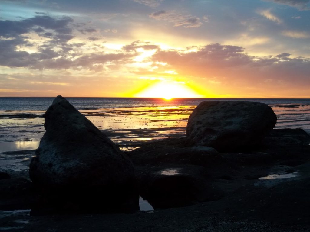 coucher de soleil sur une plage de Puerto Pirámides, unique village de la péninsule Valdés en Argentine