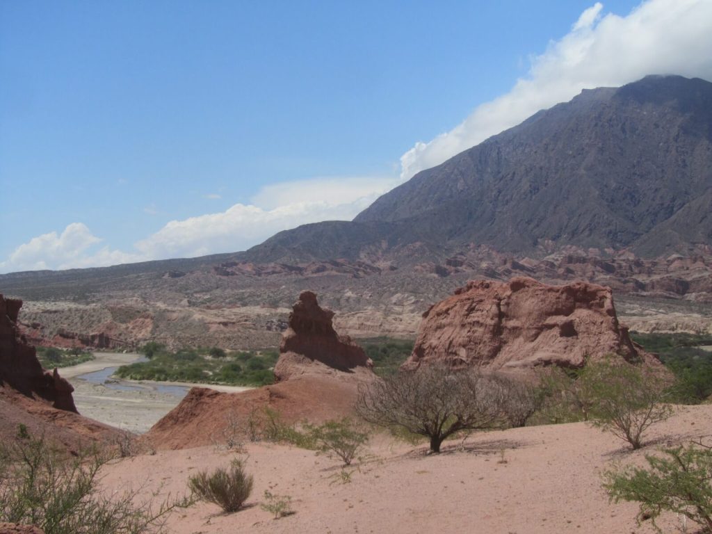 Résultats de processus d'érosion s'étendant sur des millions d'années visibles à la Quebrada de las Conchas en Argentine