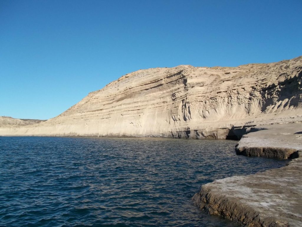 falaise en forme de pyramide sur la péninsule Valdés en Argentine