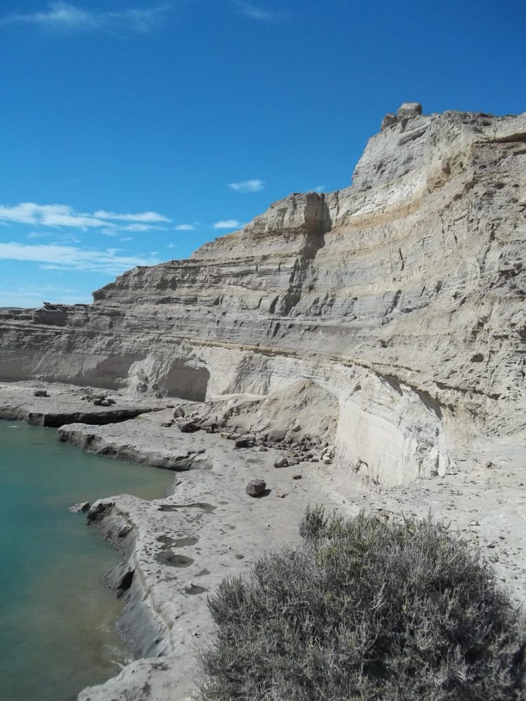 Falaises en forme de pyramide qui ont donné leur nom à Puerto Pirámides, unique village de la péninsule Valdés