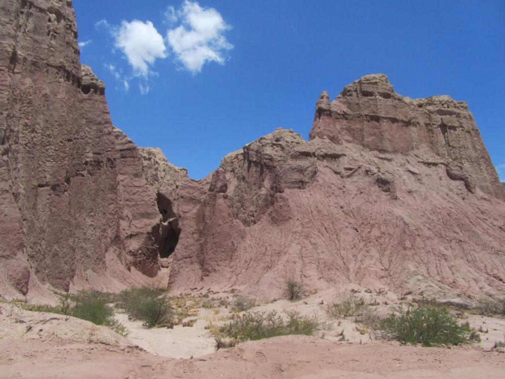 Falaises sculptées par l'érosion le long de la Quebrada de las Conchas en Argentine