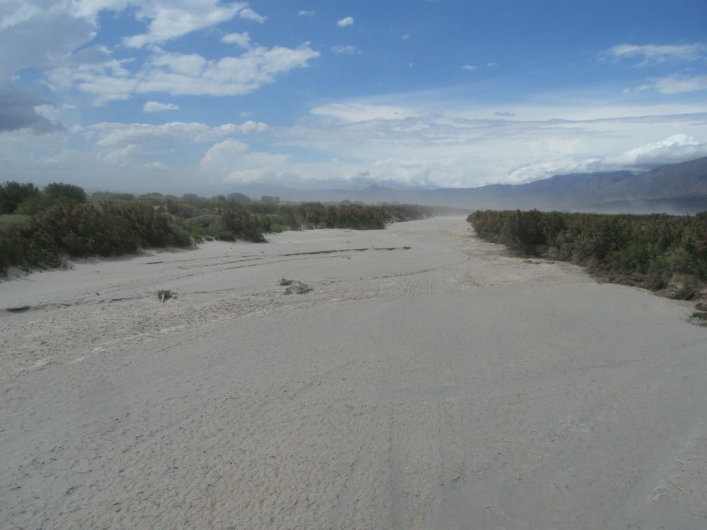Paysages de plaines à la sortie de la Quebrada de las Conchas en Argentine