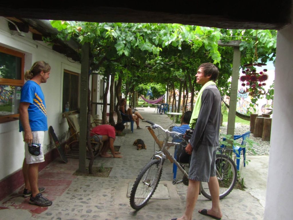 Jérôme Dufaur, fondateur du site www.argentinamo.com, posant à côté du vélo avec lequel il a parcouru la Quebrada de las Conchas en Argentine