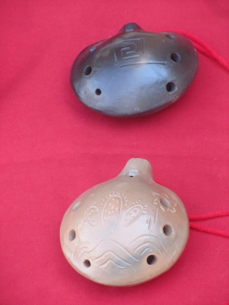 Ocarinas sur un stand d'artisanat à proximité de l'Amphithéâtre, l'un des sites majeurs de la Quebrada de las Conchas en Argentine