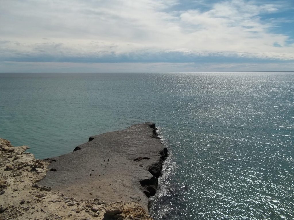 Vue sur l'océan Atlantique sud depuis la péninsule Valdés en Argentine