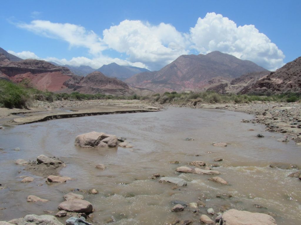 Vue sur le Río de las Conchas dont le cours suit la Quebrada de las Conchas en Argentine
