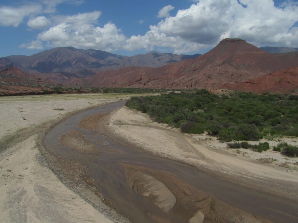 Rivière longeant la Quebrada de las Conchas en Argentine