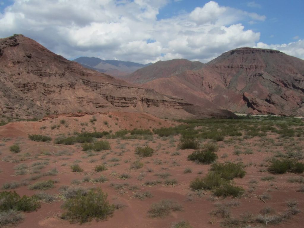Roches et terres aux teintes rouges, caractéristiques de la Quebrada de las Conchas en Argentine