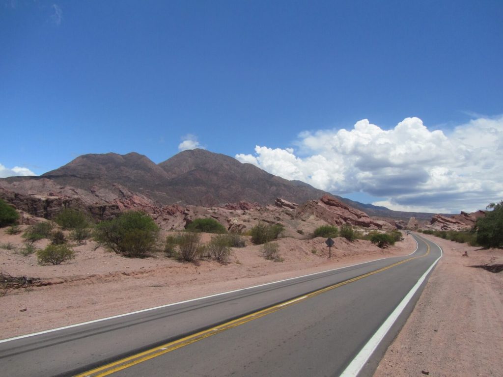 Portion de la route nationale 68 qui traverse la Quebrada de las Conchas en Argentine