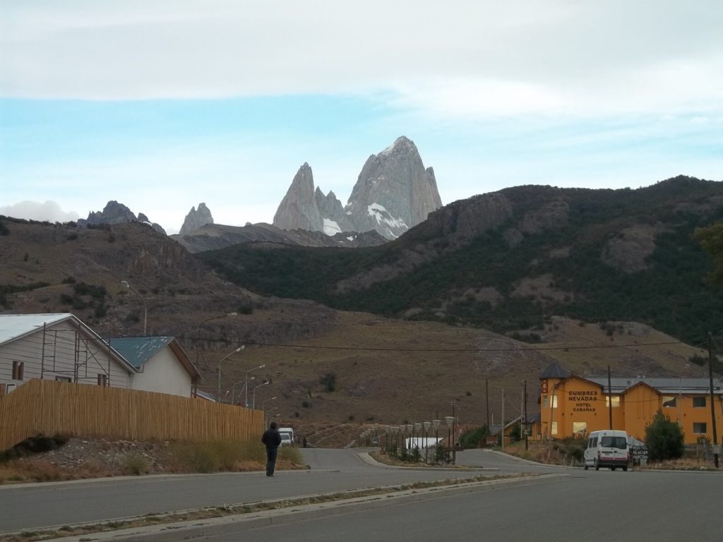 rue d'El Chaltén en Patagonie argentine avec le mont Fitz Roy en arrière plan.