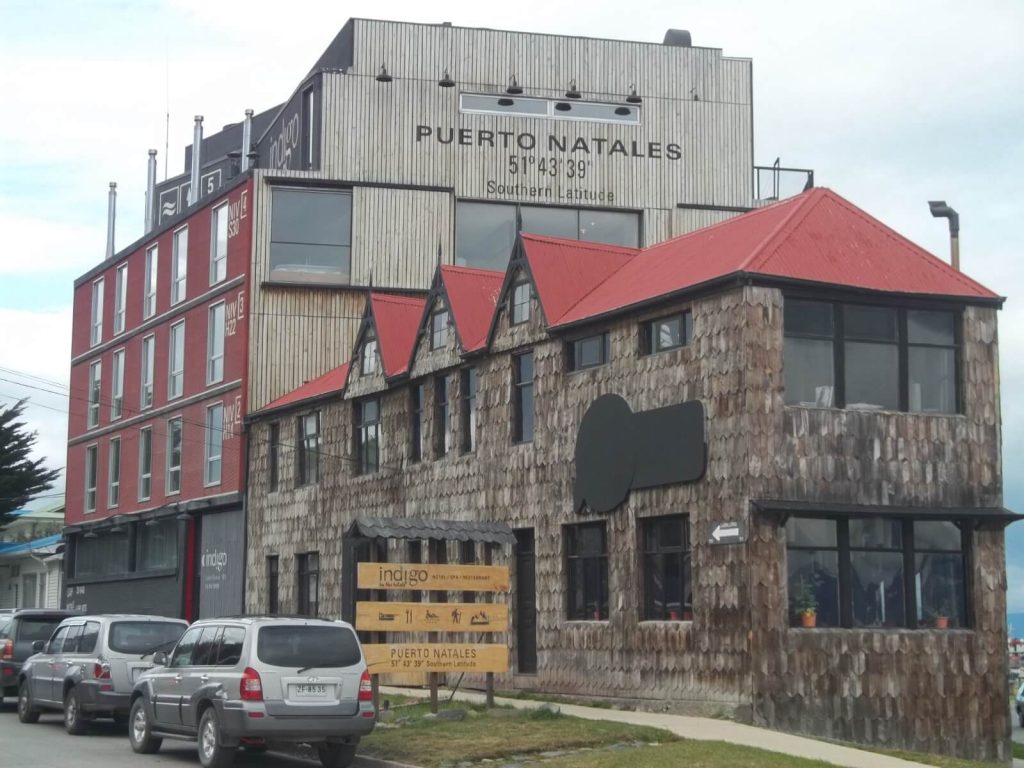 Rue et édifices de Puerto Natales en Patagonie chilienne