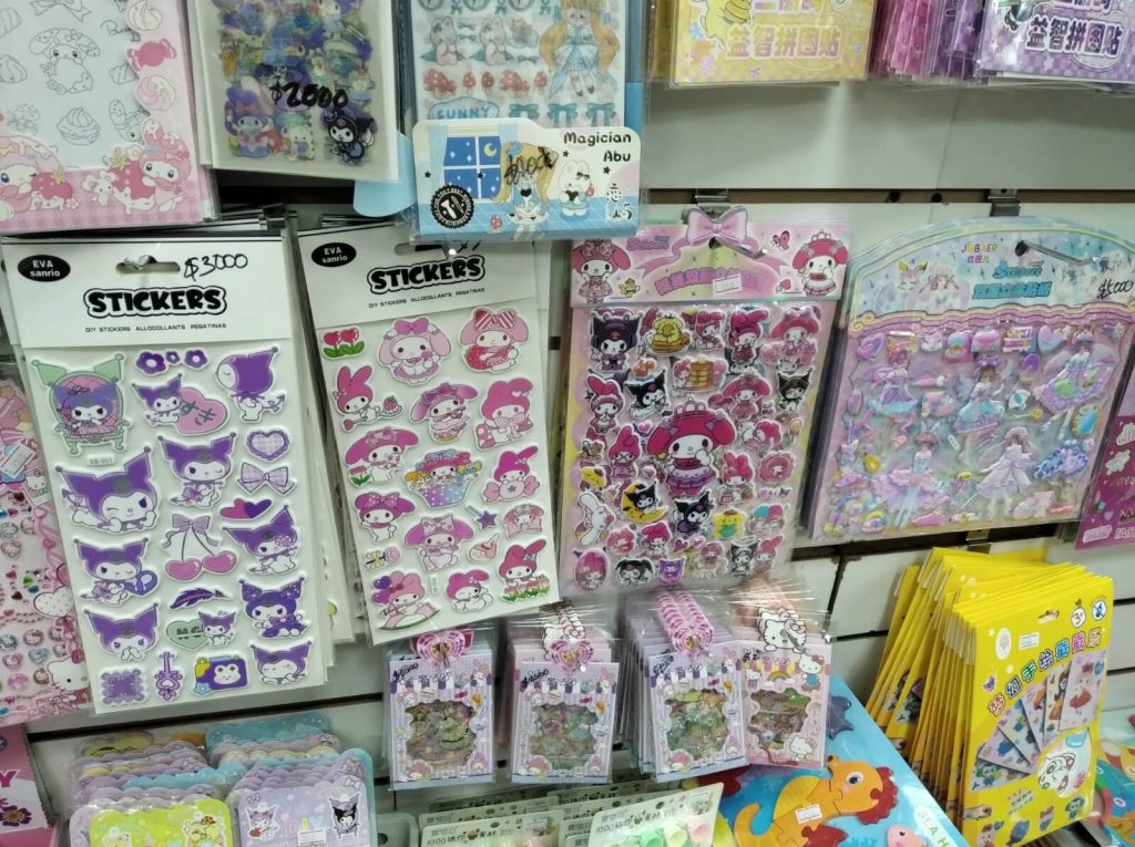 Vente de stickers dans un commerce spécialisé en manga et animé dans le Barrio chino de Buenos Aires
