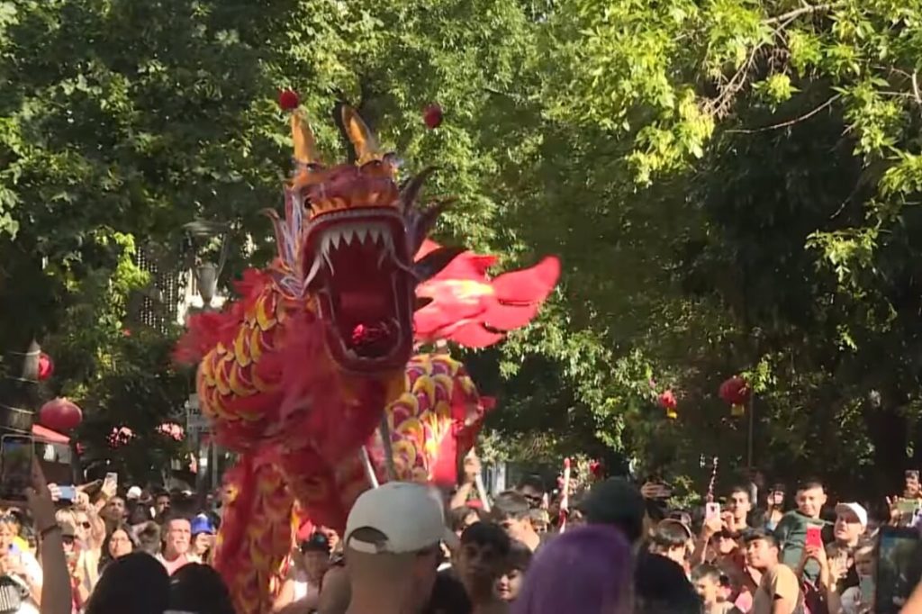Danse du dragon au Barrio chino de Buenos Aires lors des célébrations du Nouvel An chinois