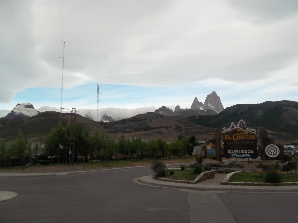 Village d'El Chaltén en Patagonie argentine avec le mont Fitz Roy en arrière plan