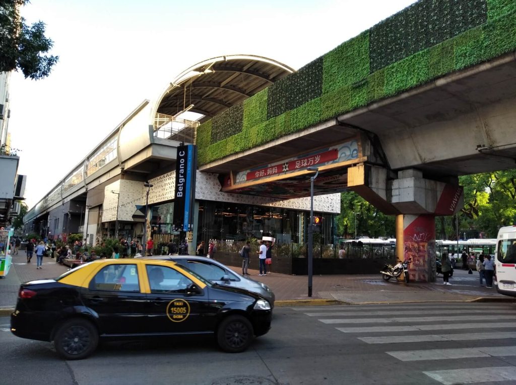 Gare ferroviaire Belgrano C à l'entrée du Barrio chino de Buenos Aires