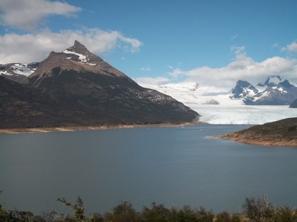 Vue sur le Lago Argentino et le glacier Perito Moreno en Patagonie argentine