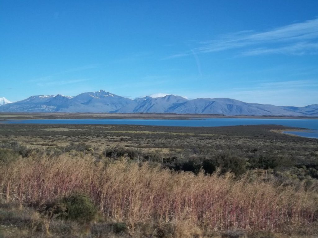 Vue sur le Lago Argentino et les Andes en Patagonie argentine