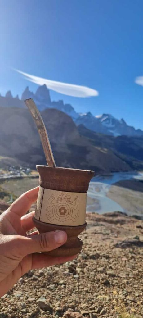 Maté au premier plan avec Mont Fitz Roy en arrière plan
