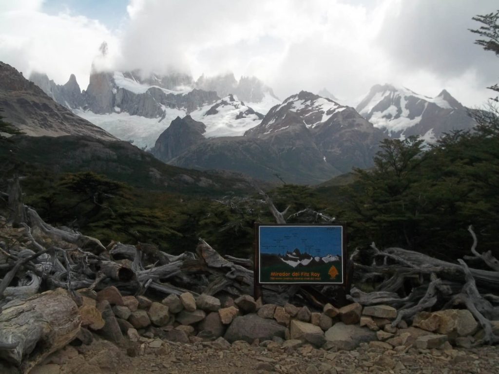 Mont Fitz Roy sous les nuages vu depuis le mirador del Fitz Roy (parc national Los Glaciares)