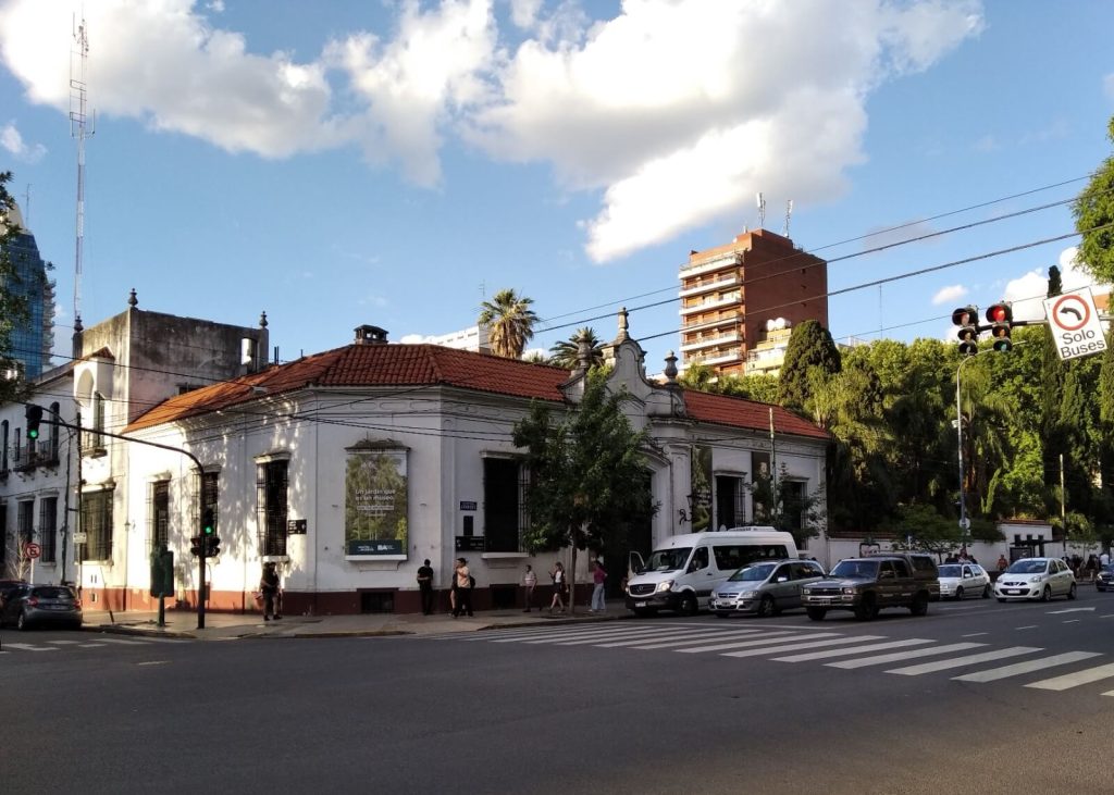 Façade du Museo Enrique Larreta vue depuis l'avenida Juramento à Buenos Aires