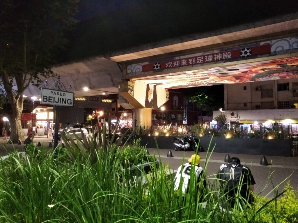 Une rue du Barrio chino de Buenos Aires la nuit