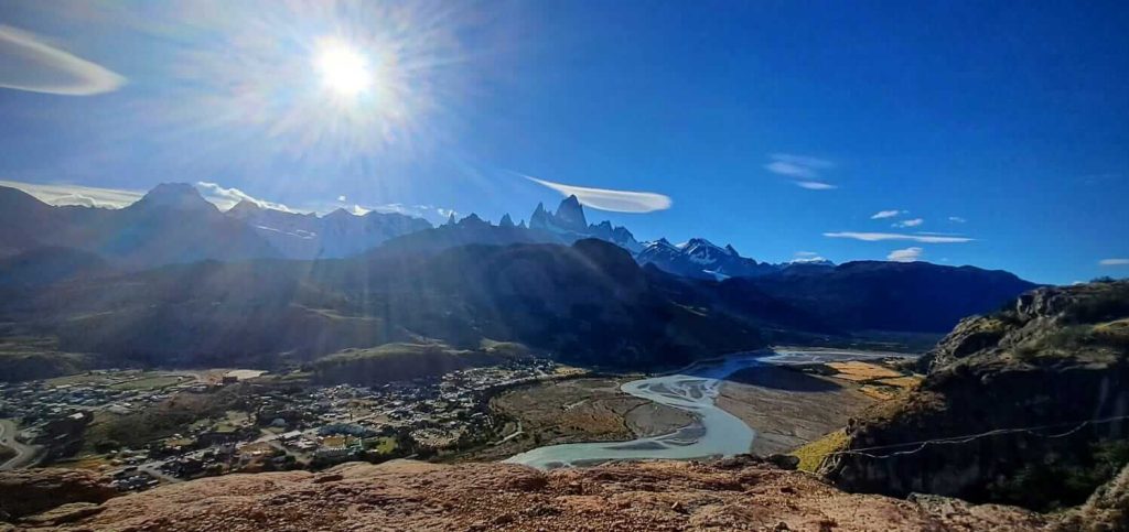 Vue panoramique sur le mont Fitz Roy et le village d'El Chaltén