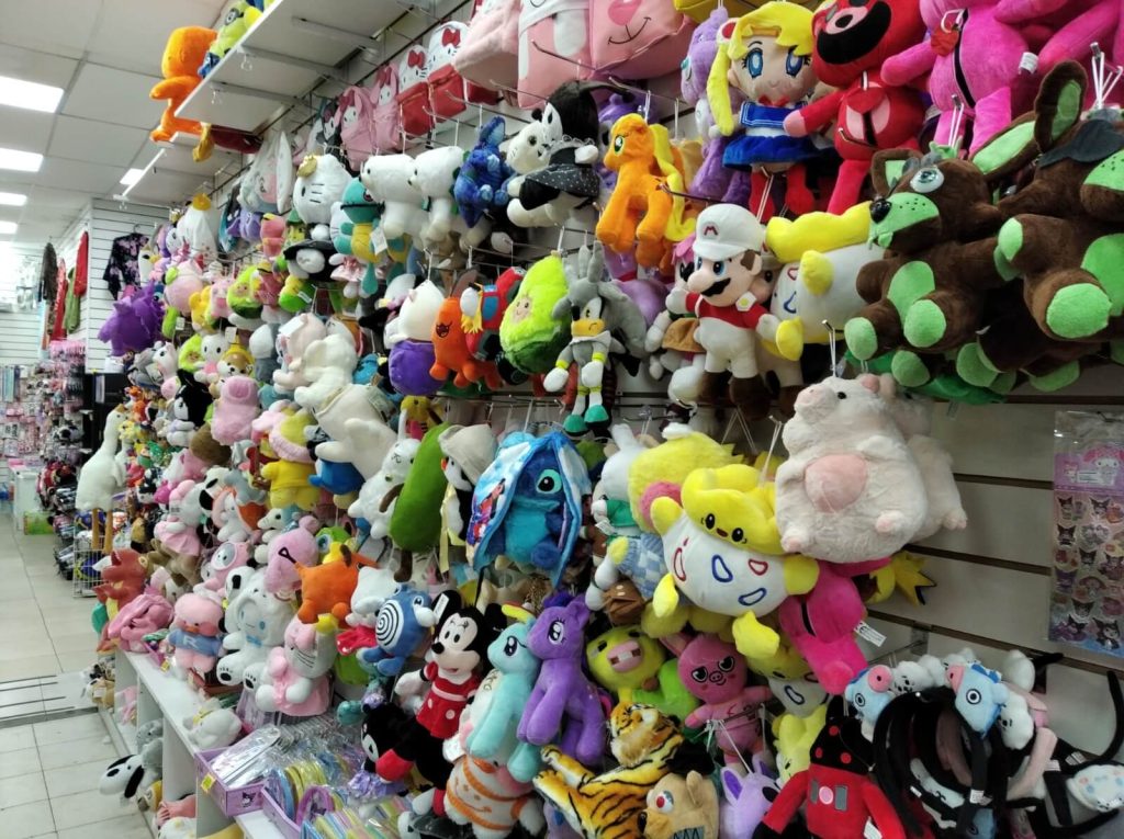 Rayons de peluches vendues dans un supermarché du Barrio chino de Buenos Aires