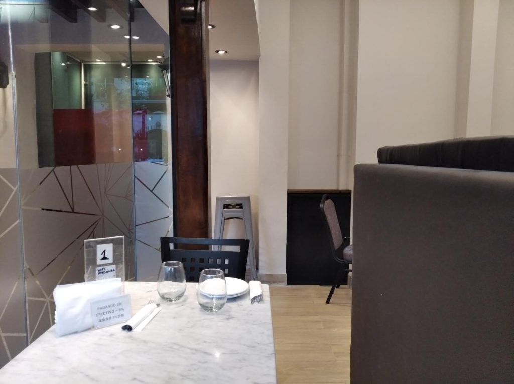 Restaurant du Barrio chino de Buenos Aires annonçant une réduction de 5% en cas de paiement en espèces