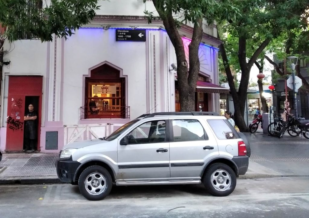 Panneau signalétique bilingue du Barrio chino de Buenos Aires