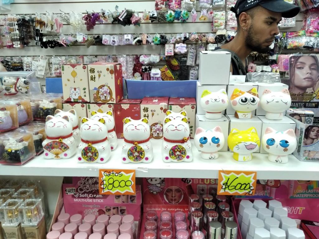 Rayons d'un supermarché typique du Barrio chino de Buenos Aires