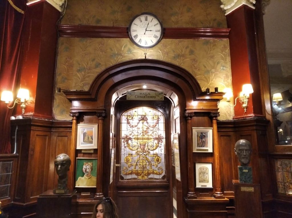 Porte donnant accès à la salle César Tiempo du Café Tortoni à Buenos Aires